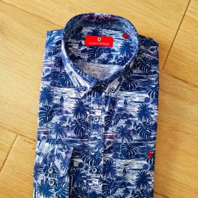 Camisa de manga larga con estampado de palmeras confeccionada en España en algodón 100% dispoible en dos tonos, blanco y marino de la marca Berocho
