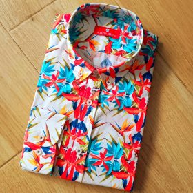 Camisa con estampado de flores de manga larga, cuello camisero con botón y confeccionada en algodón 100% de marca Berocho.