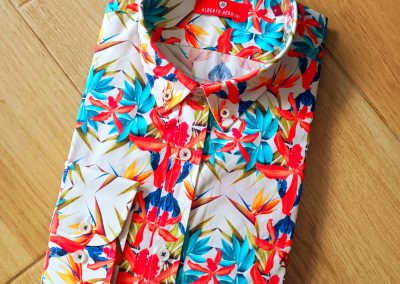 Camisa con estampado de flores de manga larga, cuello camisero con botón y confeccionada en algodón 100% de marca Berocho.