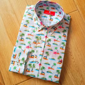 Camisa de algodón estampada con motivos playeros, manga larga, corte fit y cuello camisero con botón y fabricada en España de la firma Berocho
