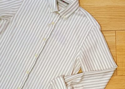 Camisa de rayas beis y blancas confeccionada en algodón100%, cuello camisero y manga larga de la marca Berocho