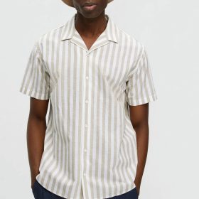 Camisa de rayas en beis y blanco, confeccionada en algodón y lino, cuello cubano y corte recto de la marca Selected