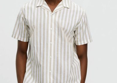 Camisa de rayas en beis y blanco, confeccionada en algodón y lino, cuello cubano y corte recto de la marca Selected