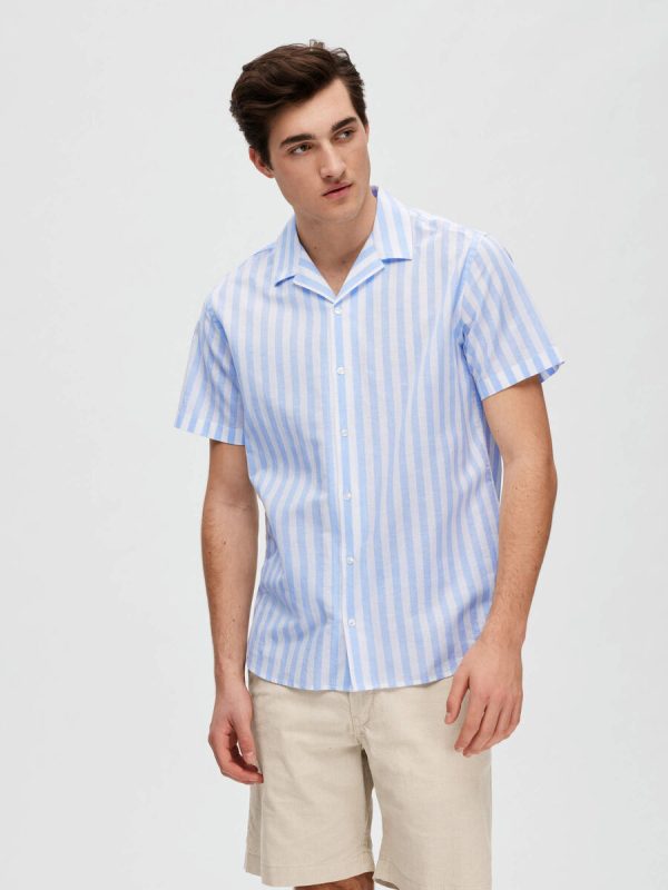 Camisa de manga corta confeccionada en lino y algodón, cuello cubano y corte recto, con estampado de rayas celestes y blancas de la marca Selected
