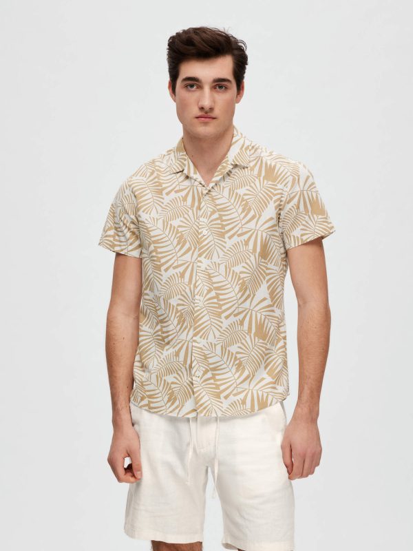 camisa de manga corta, estampado palmeras en beis y blanco confeccionada en algodón y lino, cuello cubano y corte recto, marca Selected
