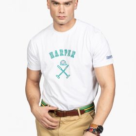 Camiseta manga corta, modelo Ethnic de Harper and Neyer Color blanco Logo de la marca bordado en el pecho en tonos verdes y nombre de la marca bordado en la manga izquierda Confeccionada en algodón 100%