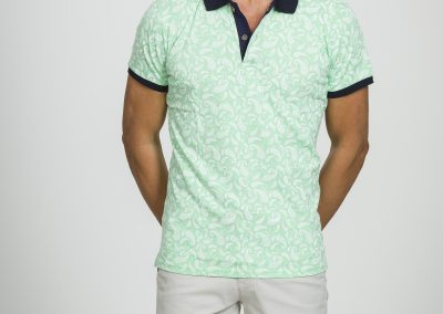 polo de manga corta verde estampado tipo cahsmere con el cuello y la terminación de la manga en azul marino , también disponible en azul marino