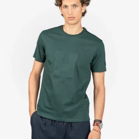 Camiseta manga corta, modelo Harvard de Harper and Neyer Color verde botella Logo de la marca bordado en el pecho y nombre de la marca, bordado en tonos azules en la manga izquierda Confeccionada en algodón 100%