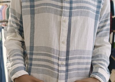 Camisa color crudo de cuadros clásicos en color petóleo de la marca Selected Homme. Está confeccionada con una mezcla de algodón y lino.