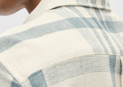 Detalle trasero de camisa color crudo de cuadros clásicos en color petóleo de la marca Selected Homme. Está confeccionada con una mezcla de algodón y lino.