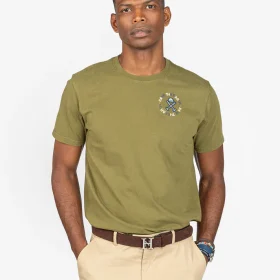 Camiseta manga corta, modelo Earth de Harper and Neyer Color verde militar Logo de la marca bordado en la parte superior izquierda del pecho en tonos verdes y en la espalda Confeccionada en algodón 100%