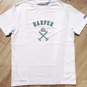 Camiseta manga corta, modelo Ethnic de Harper and Neyer Color blanco Logo de la marca bordado en el pecho en tonos verdes y nombre de la marca, bordado en la manga izquierda Confeccionada en algodón 100%